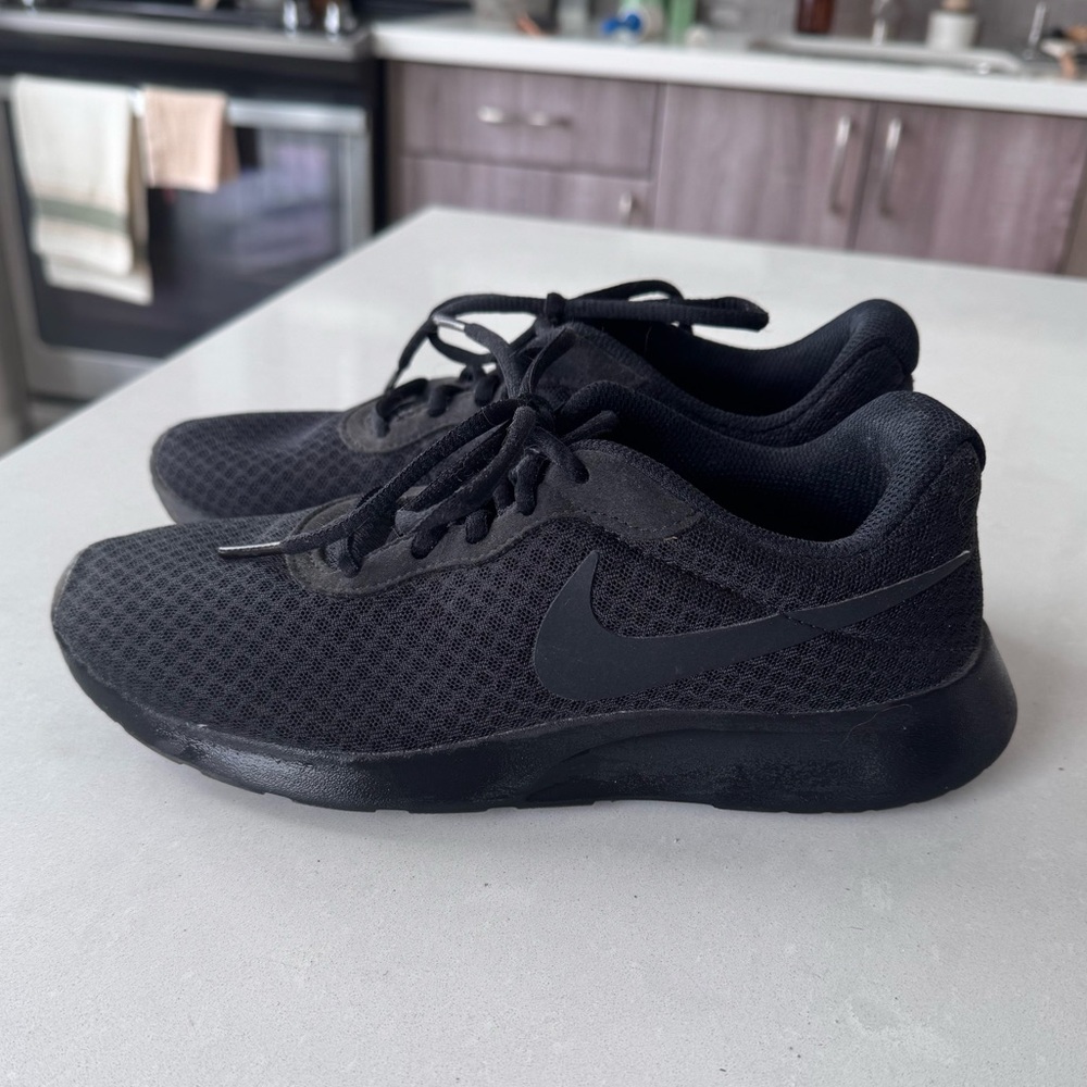 Nike Women’s Black Tanjun Runnjng Shoe - size 7